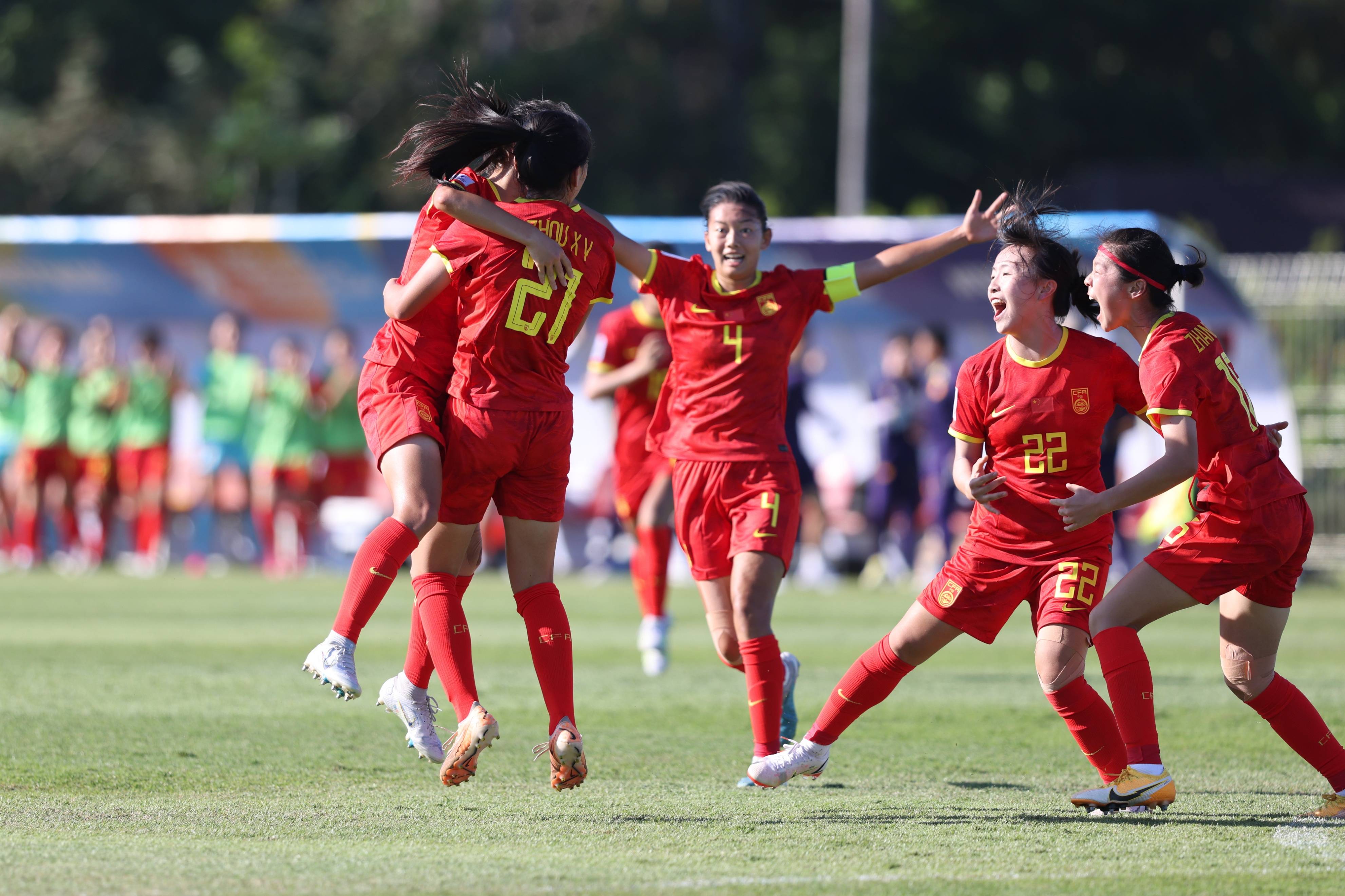 包含火爆比赛场面，国内女足比拼争锋的词条
